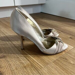 Audrey Brooke Adele Crème Textile Jeweled 3.5” Heels Good Condition